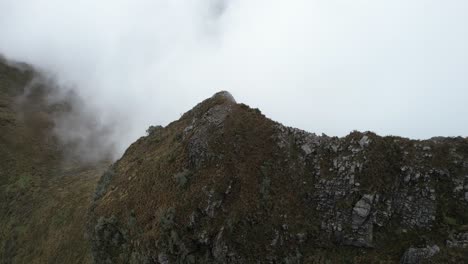 Vista-Aérea-De-Las-Nubes-Sobre-Las-Colinas-Y-Laderas-Del-Volcán-Rucu-Pichincha,-Quito,-Ecuador---Disparo-De-Drones