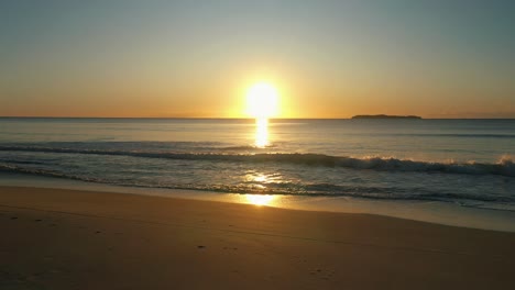 Fantastischer-Sonnenaufgang-Am-Strand,-Gelegen-In-Mariscal,-Santa-Catarina,-Brasilien