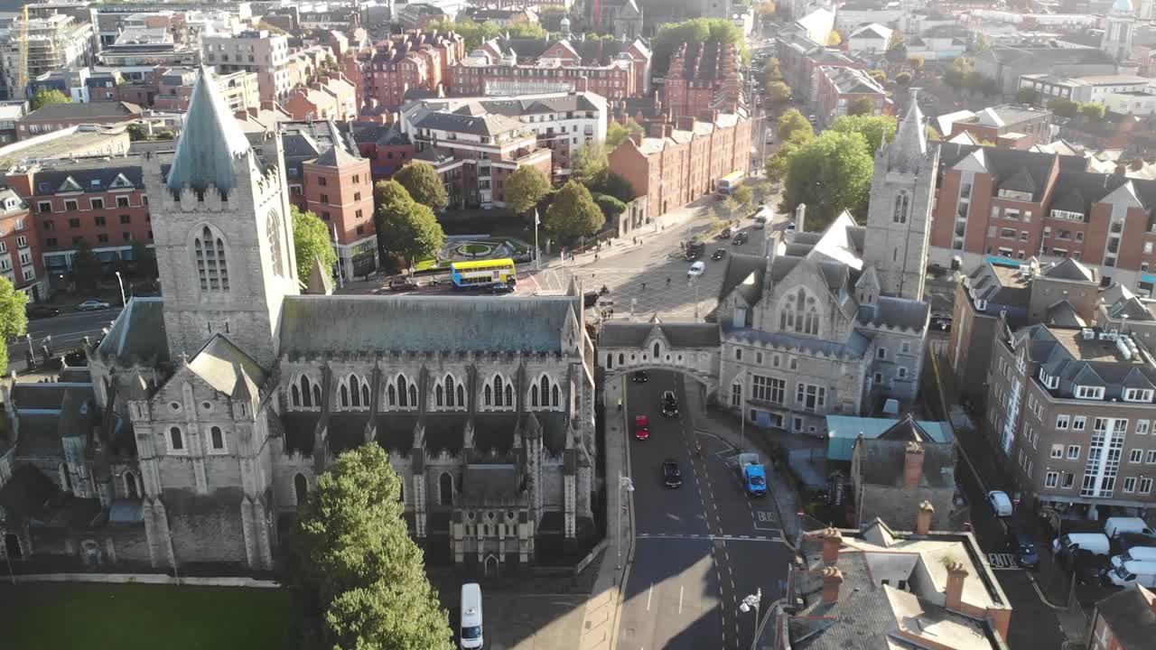 Vähäinen liikenne Dublinin keskustassa. Historiallinen katedraali, museo ja pieni puisto. Aurinkoinen ilta