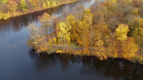 Luftaufnahme-Des-Schönen,-Glatten-Grünen-Wassers-Eines-Sees-An-Einem-Sonnigen-Herbsttag