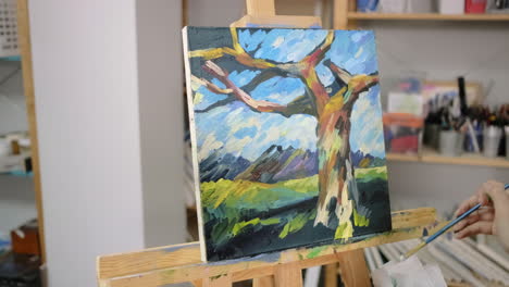 persona pintando una pintura de paisaje