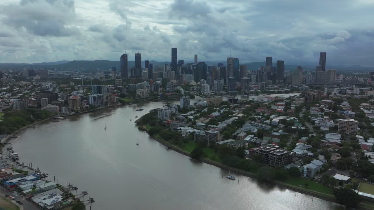 brissy brisbane city river citycat ferry boats australia drone aéreo south bank park quay horizonte rascacielos grúas casa de vidrio montañas nublado soleado austria mañana verano otoño invierno hacia atrás