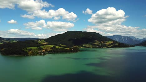 vista aérea del lago de montaña mondsee a lo largo de la costa de sankt lorenz, austria