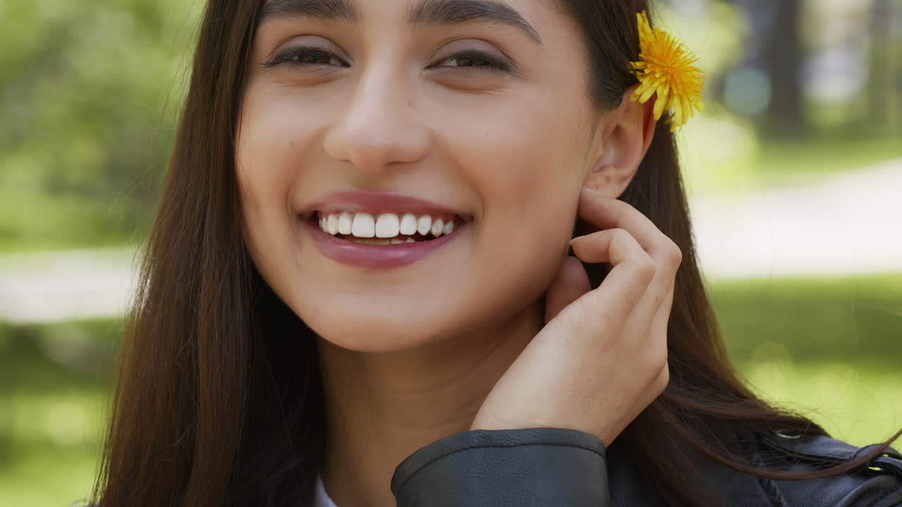 mujer feliz en un parque
