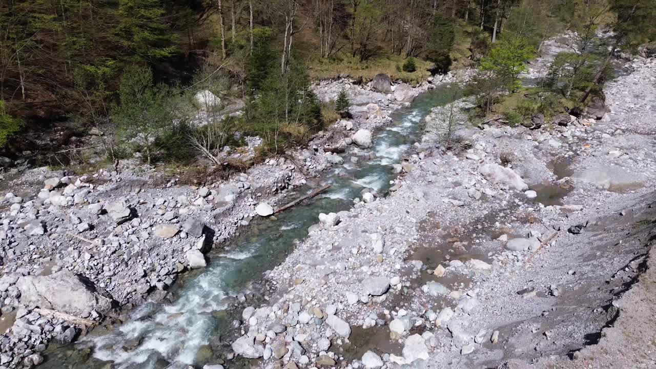 río fluye a través de un valle montañoso rodeado de bosque en austria, europa