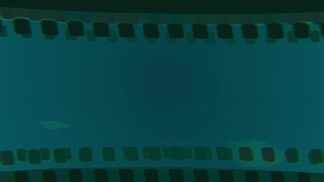 красная винтажная 35 мм пленка