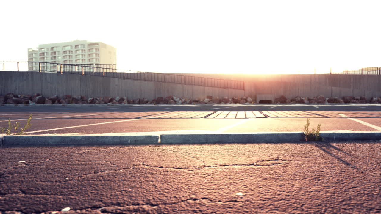 비어있는 해변 주차장이 아스팔트로  ⁇ 여 있습니다.