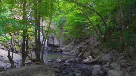 Aventura-En-Cascada-Del-Bosque.