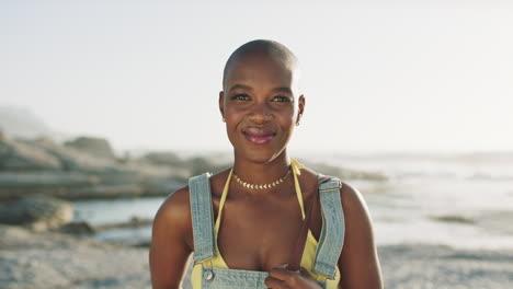 Verano,-Felicidad-Y-Rostro-De-Mujer-Negra-En-La-Playa