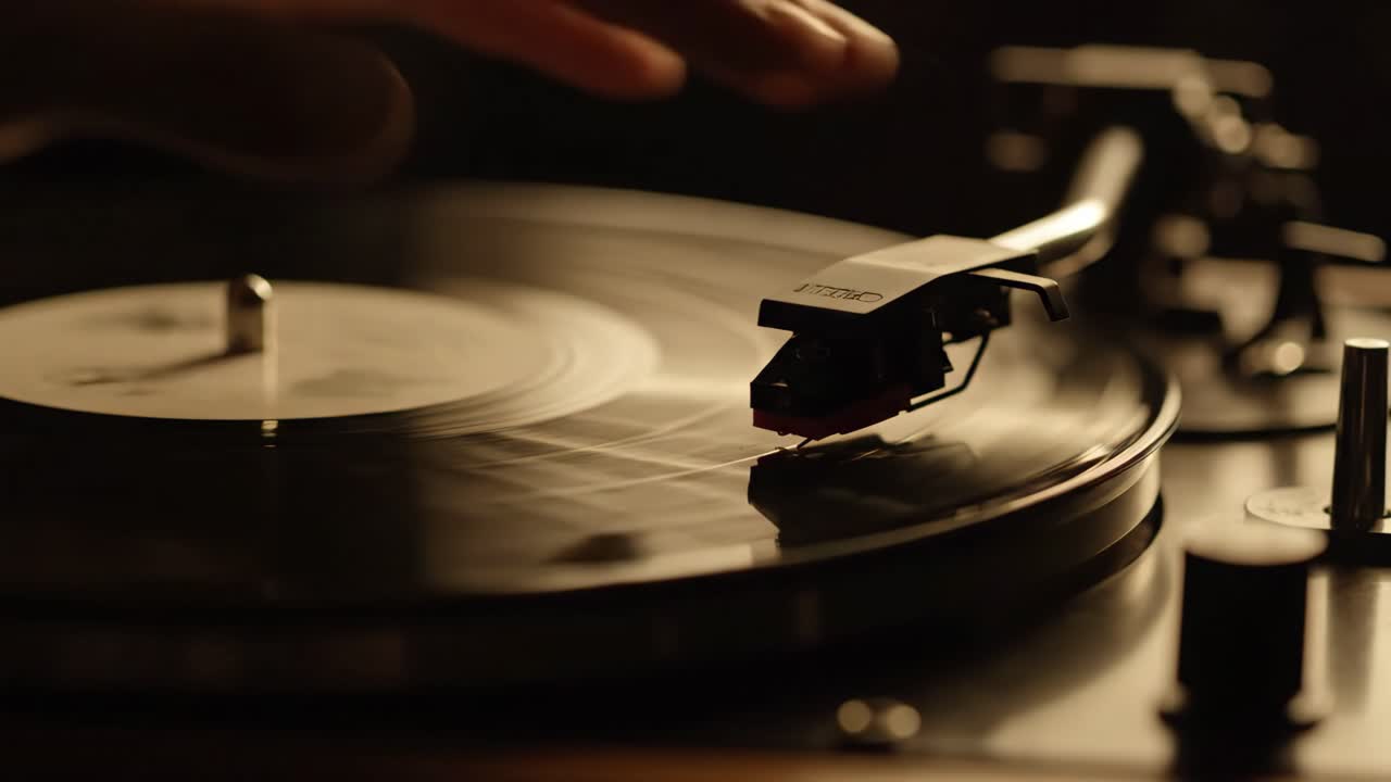 비닐 레코드를 재생하는 턴테이블의 클로즈업
