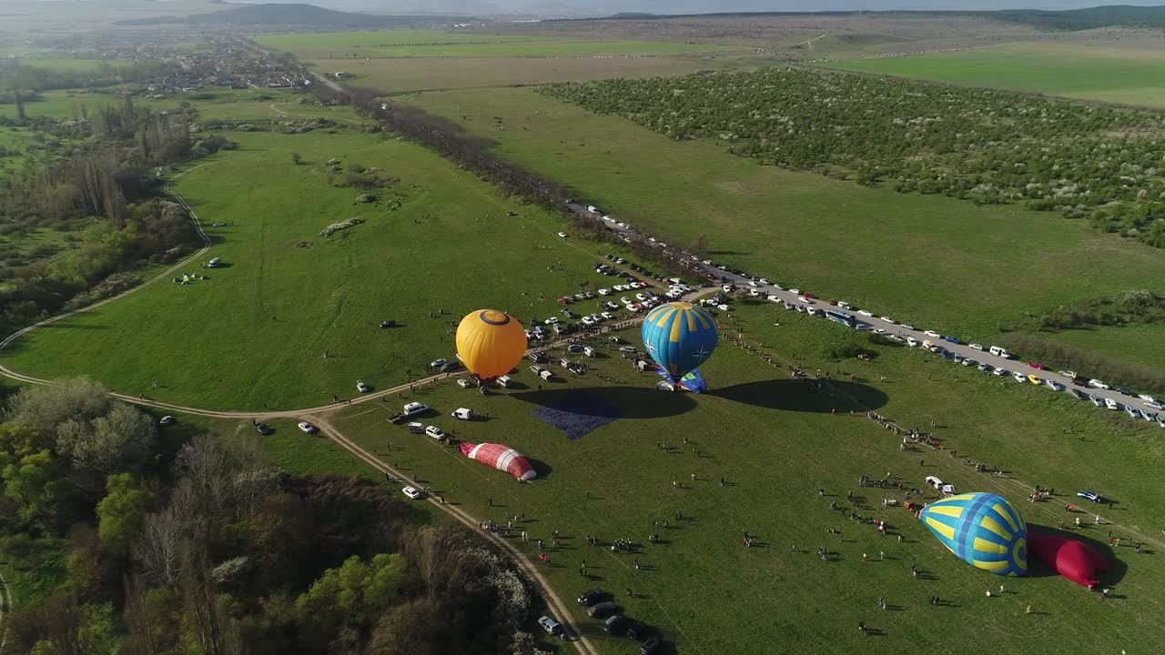 초원 에서 열기 풍선 축제