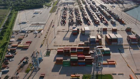 toma aérea de establecimiento de gran puerto de envío en la porte, texas