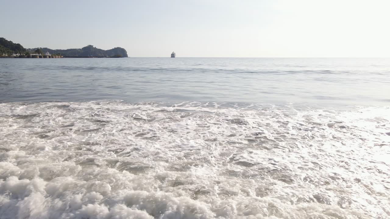 일몰 동안 코스타리카 케포스 해변에 파도가 부서진다