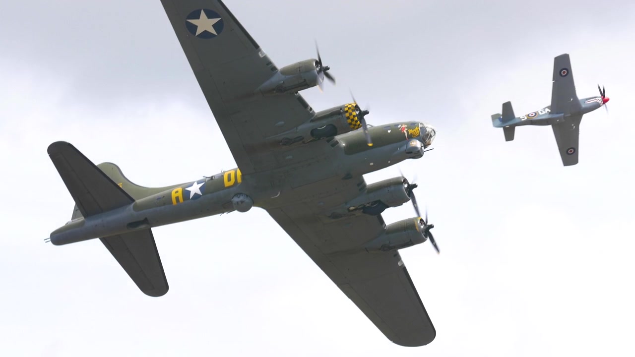 Самолеты Boeing B17G и P51 Mustang пролетают над авиашоу в Даксфорде