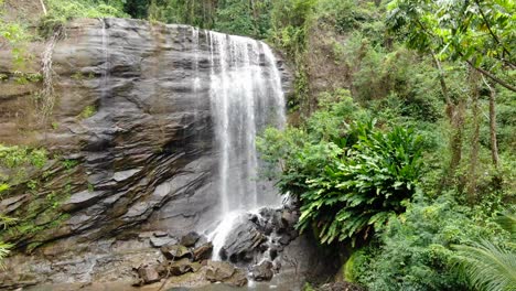 Mujer-Mirando-Cascada-Tropical,-Turismo-Aéreo