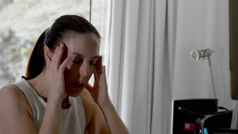 mujer que siente presión, los síntomas incluyen dolor de cabeza severo