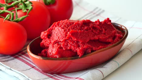 pasta de tomate con tomates frescos