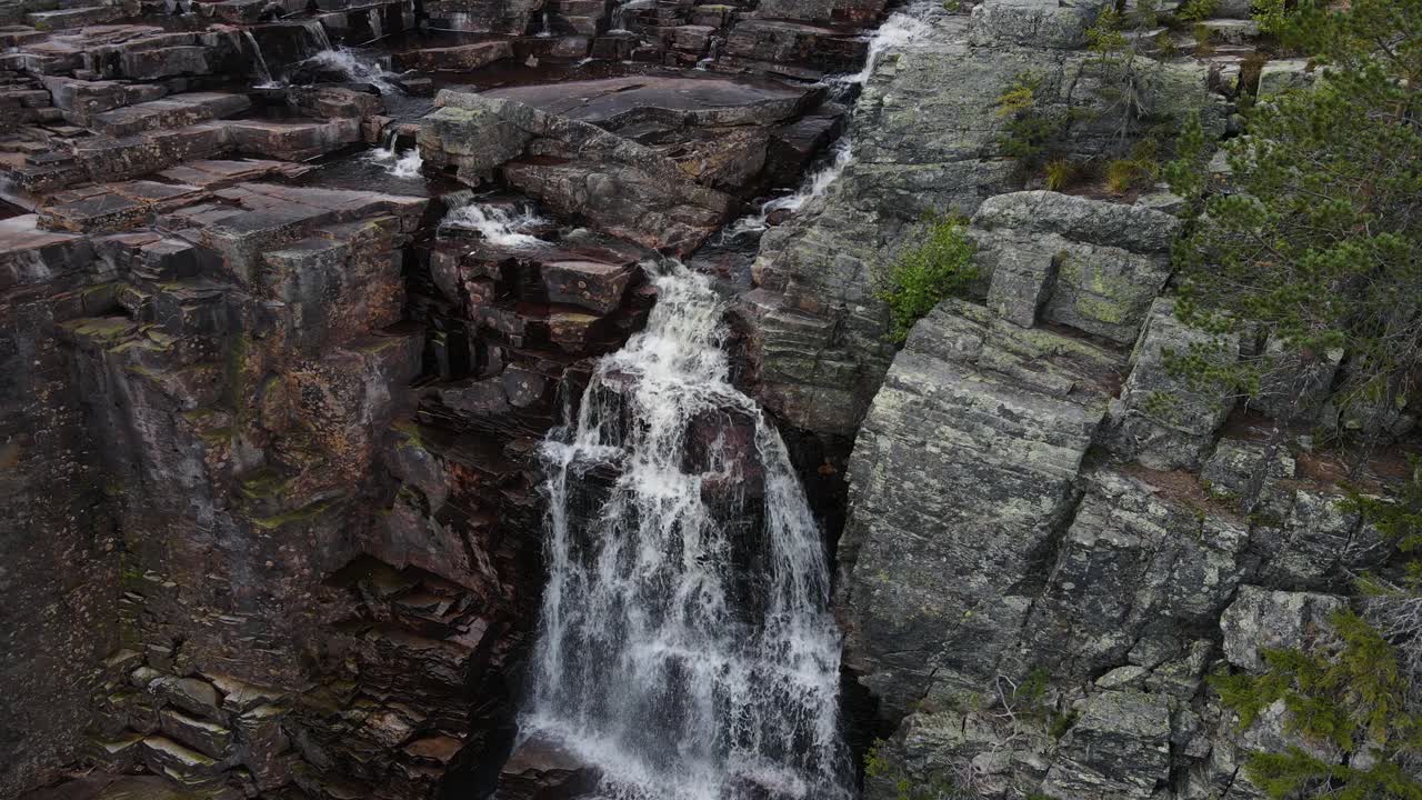 Sakte film av toppen av Juvefossen foss