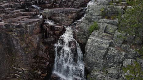 imágenes en cámara lenta de la parte superior de la cascada juvefossen