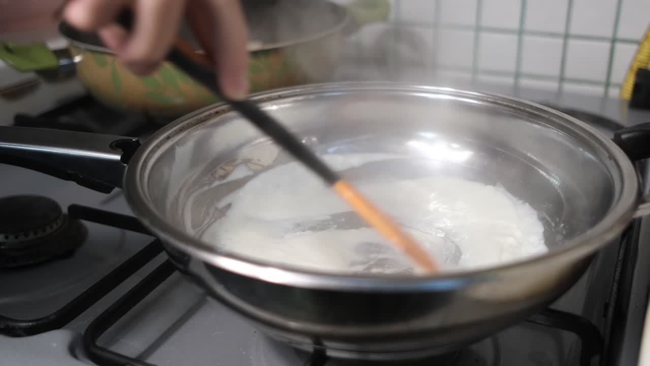 prepara y pega la salsa.