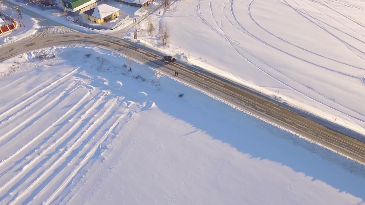시골 마을 을 가로지르는 눈 인 길