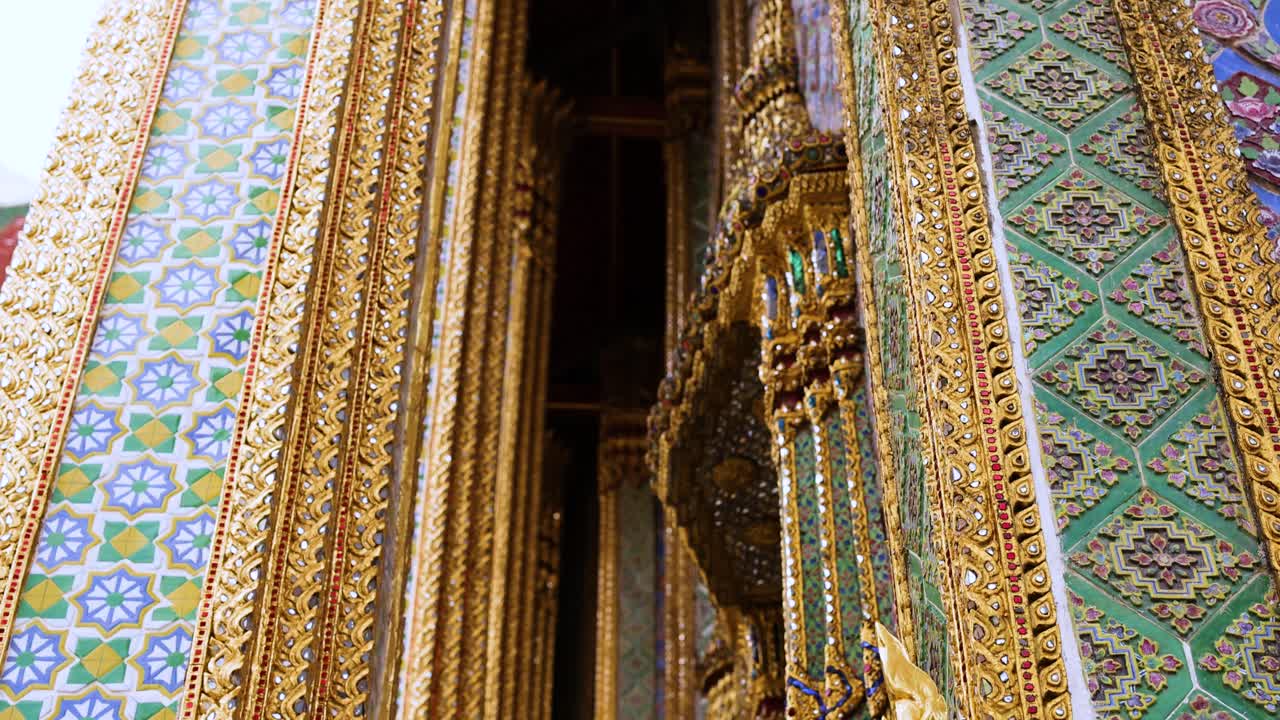 복잡한 금색과 다채로운 사원 건축물