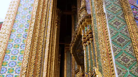 intrincada arquitectura del templo dorada y colorida