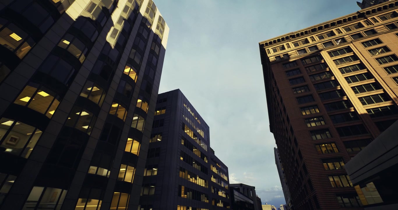 Altas estructuras metropolitanas revelan intrincadas características superficiales al atardecer