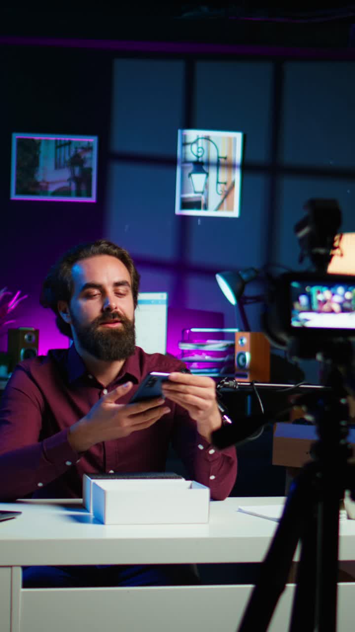 Guru di tecnologia che valuta le prestazioni di uno smartphone in un video verticale