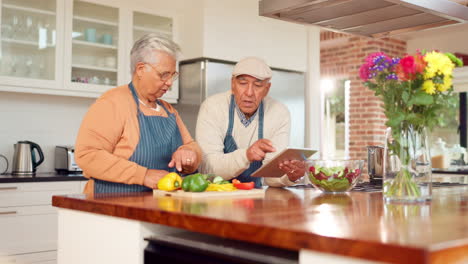 una pareja de mayores cocinando juntos.