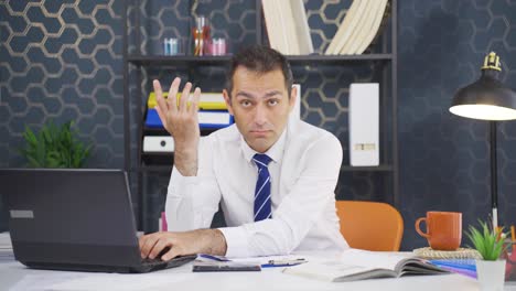 카메라를 바라보는 사상가입니다.