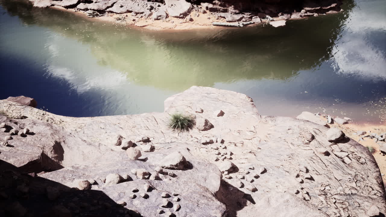 반사 된 협곡 강 풍경