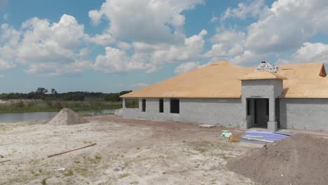 Florida-new-home-construction-on-a-man-made-lake