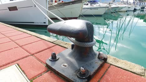 amarrar un barco en un bolardo en el muelle del puerto de denia