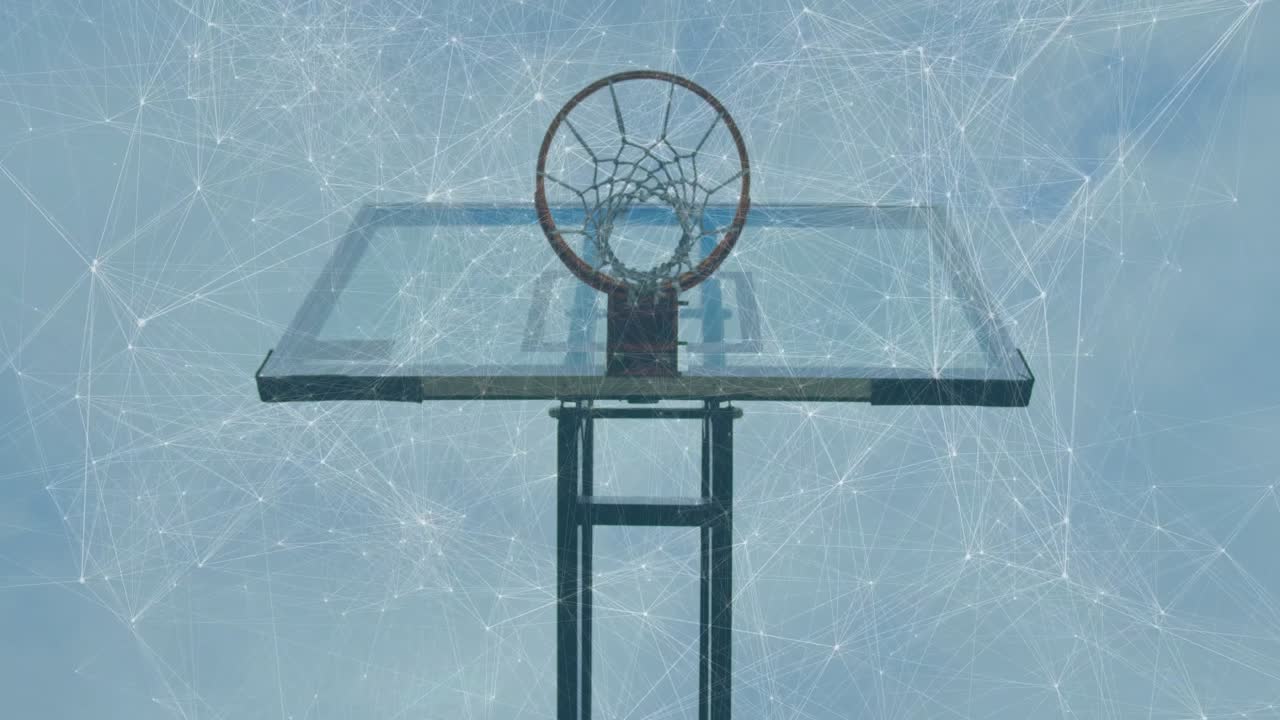 Canestro da basket con tabellone e palla arancione che finisce nella rete, con sovrapposizione della rete
