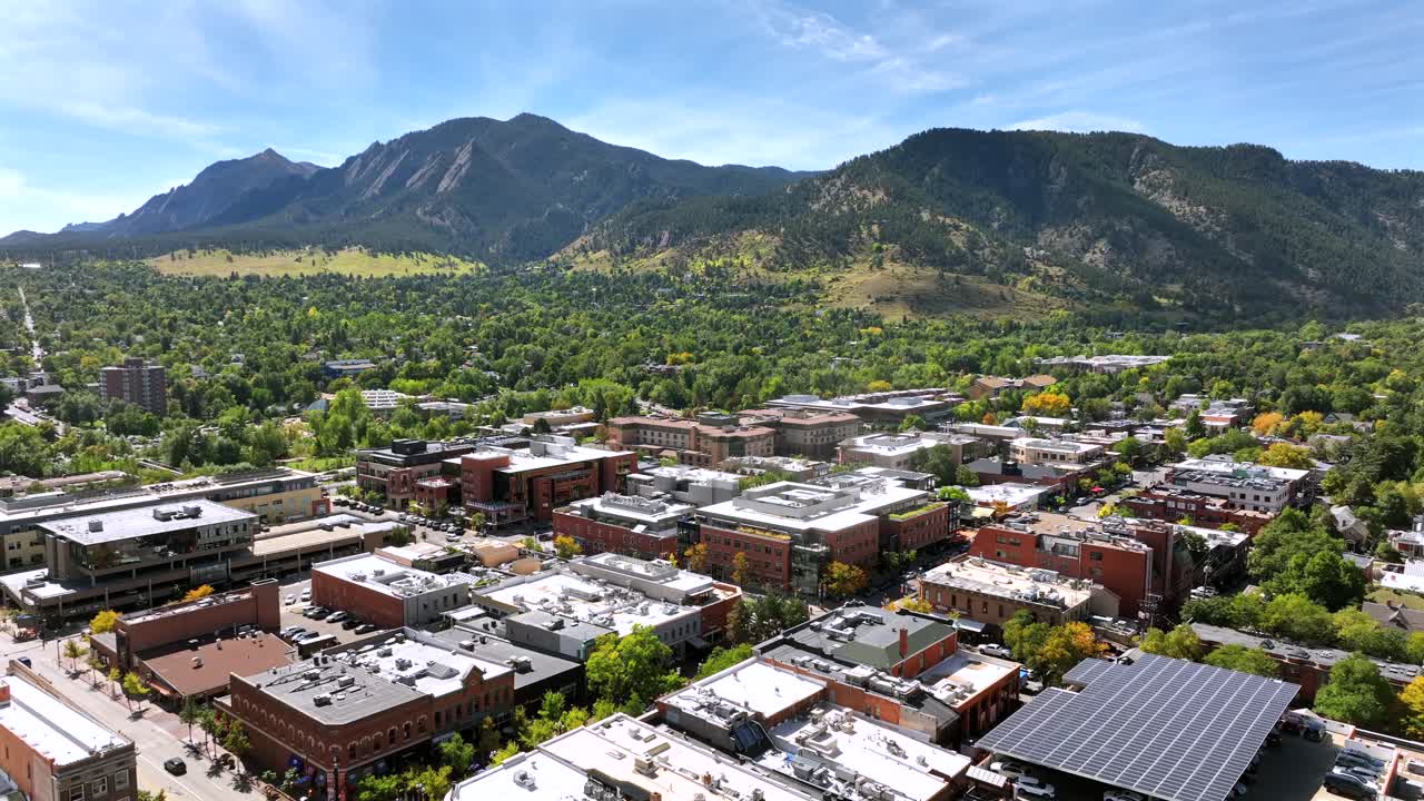 Sobrevoo de drone aéreo da Pearl Street no Centro de Boulder, Colorado, num dia claro de outono.