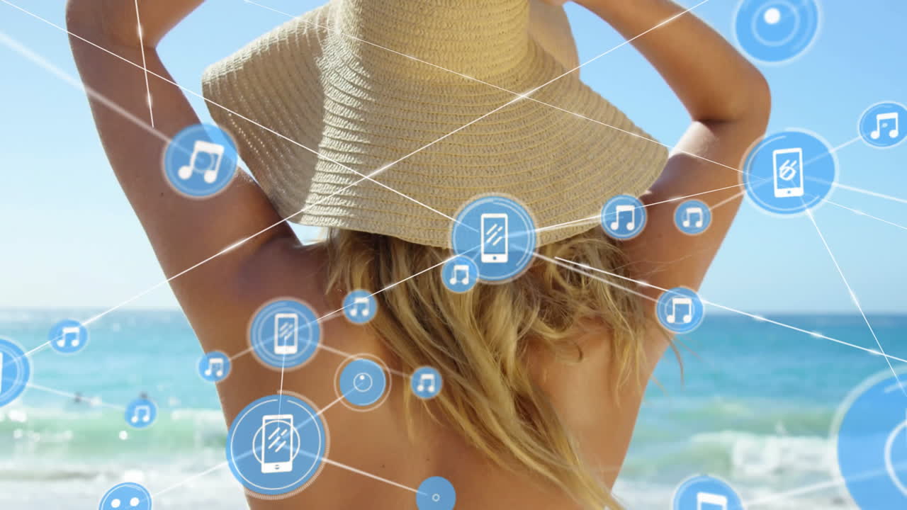 해변에서 백인 여성에 대한 장치 아이콘과 연결 네트워크의 애니메이션