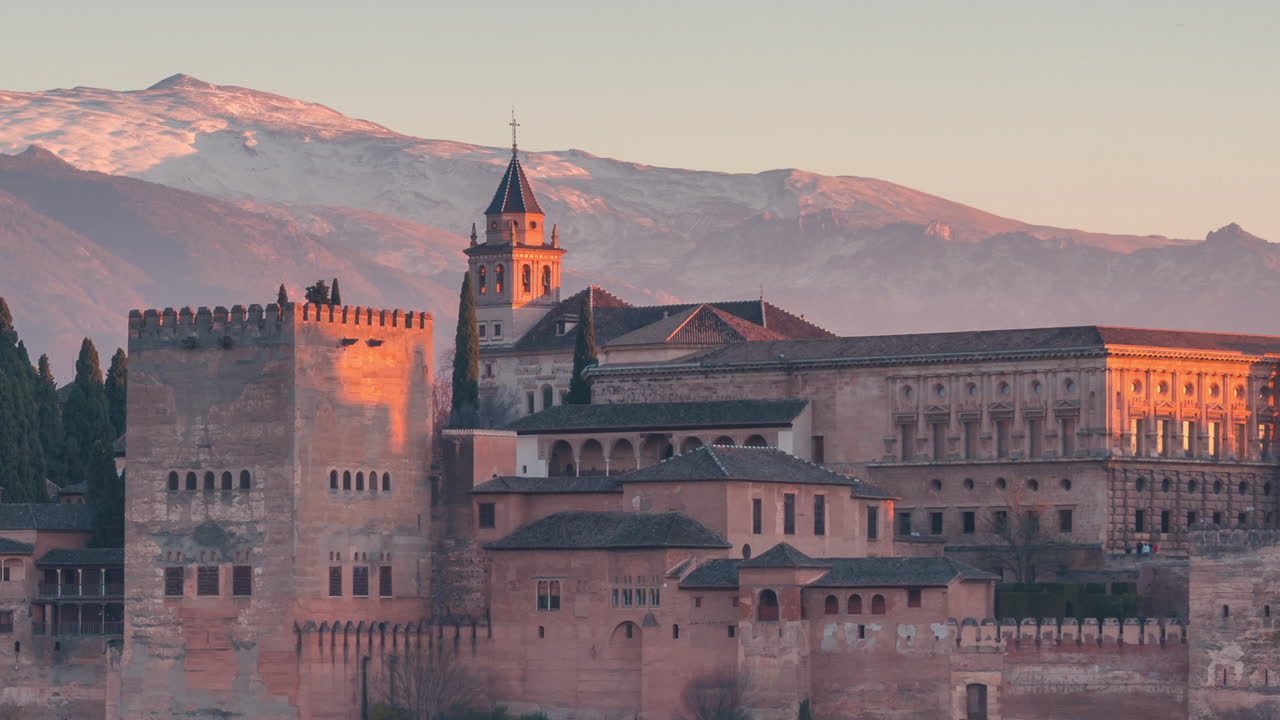 vista ampliada de la alhambra y el nevado sierra nevada de día a noche en granada, andalucía, españa