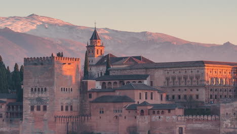 Vista-Ampliada-De-La-Alhambra-Y-El-Nevado-Sierra-Nevada-De-Día-A-Noche-En-Granada,-Andalucía,-España