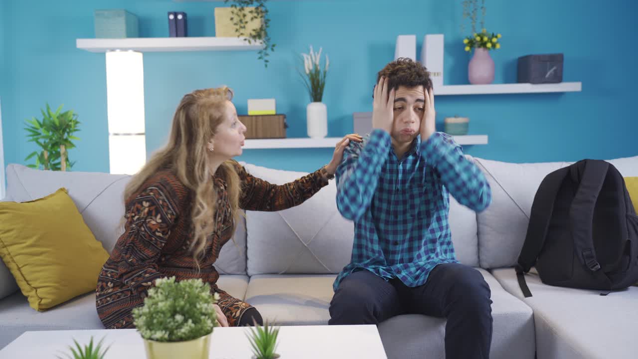 el adolescente rebelde no escucha a su madre en casa y quiere salir de la casa.