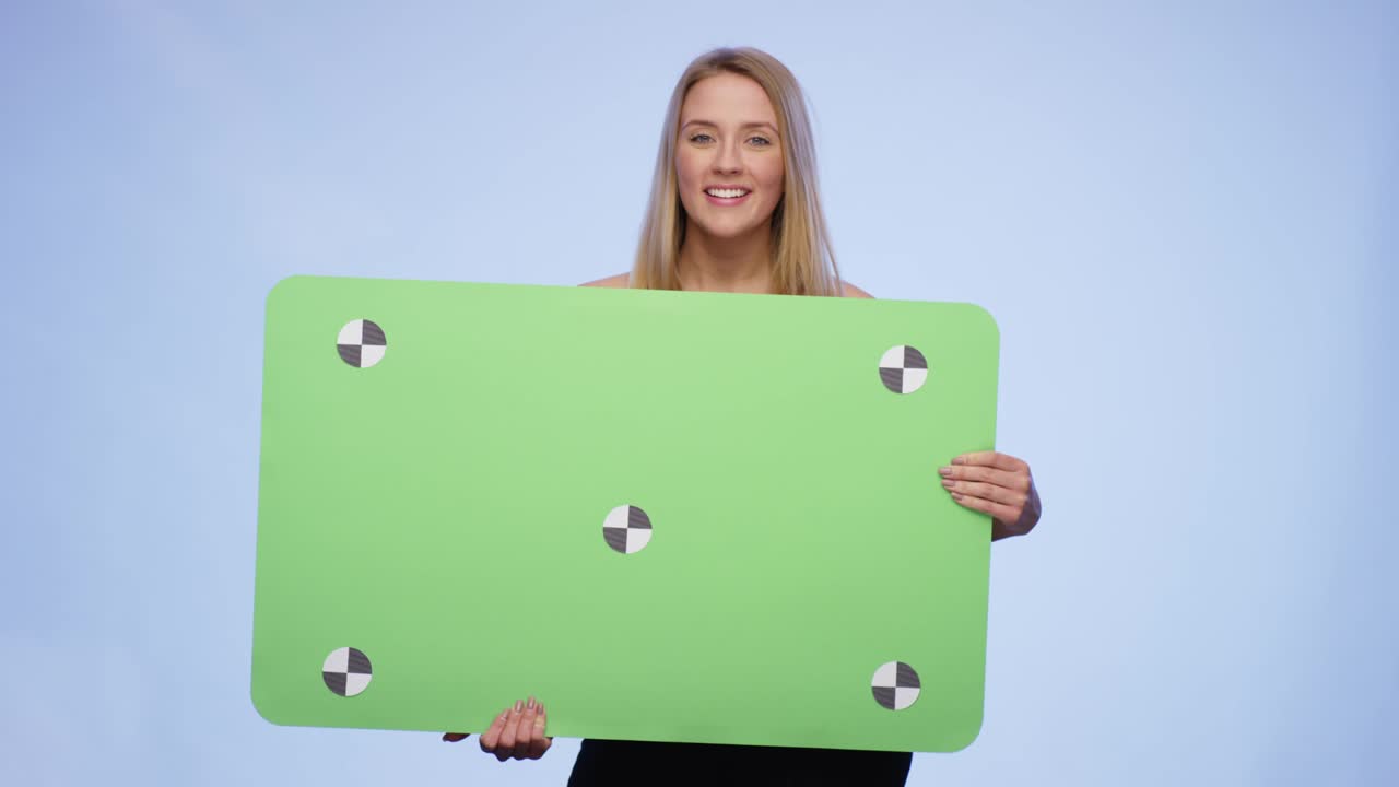 las manos están dando una tarjeta en blanco de gran tamaño a una joven alegre