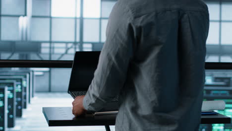 ingeniero en codificación de centros de datos en portátiles, optimización de la utilización de recursos