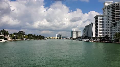 Bewegte-Aufnahme-Durch-Die-Wasserstraßen-Von-Miami-Mit-Schönen-Häusern-Und-Hochhäusern