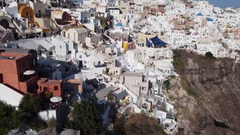 Antena-De-Casas-Y-Edificios-En-El-Pueblo-De-Oia,-Isla-De-Santorini,-Grecia