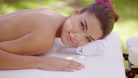 una joven hermosa teniendo un tratamiento de spa