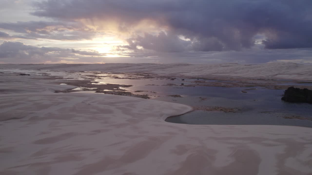 dunas de arena de stockton - playa de stockton cerca del río hunter y el parque nacional worimi en nsw, australia