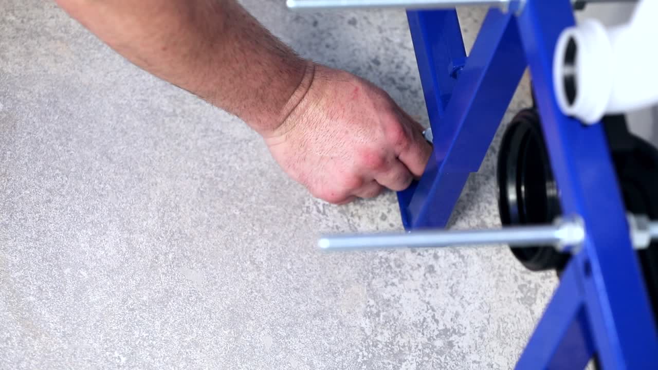 el maestro que repara el inodoro y el sifón, instala pernos