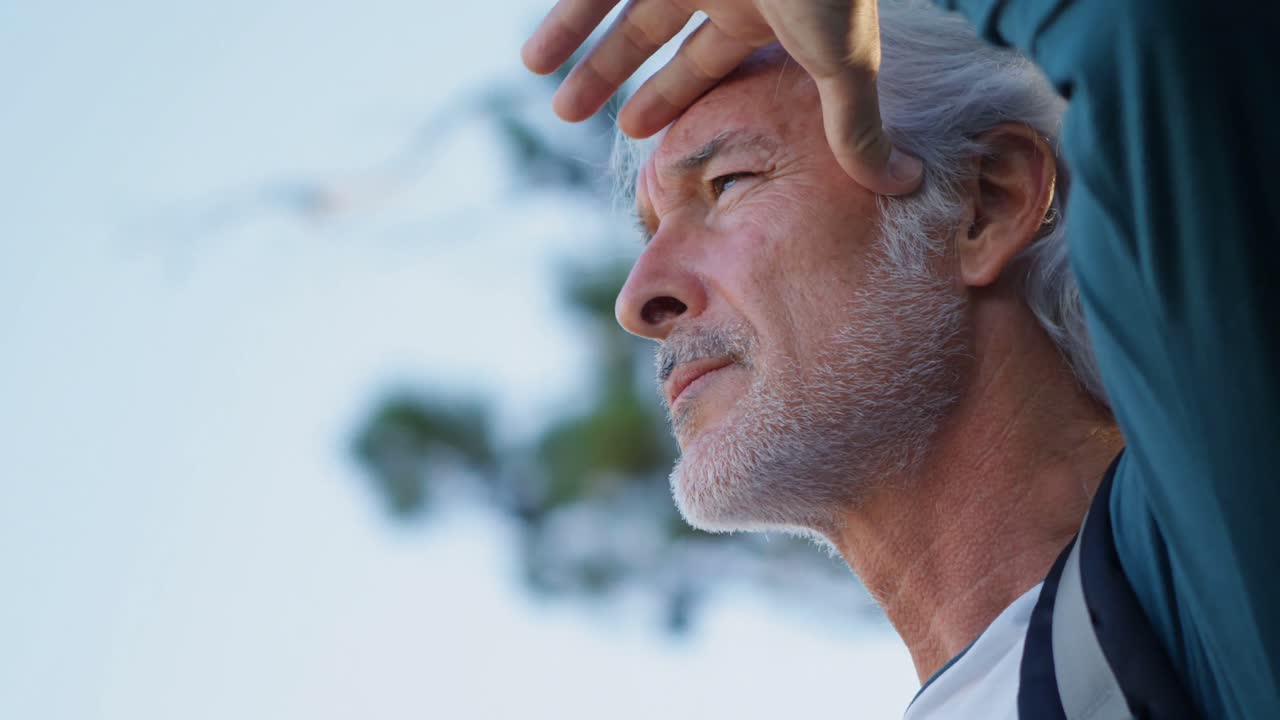 숲 속에 서 있는 고령자 4k