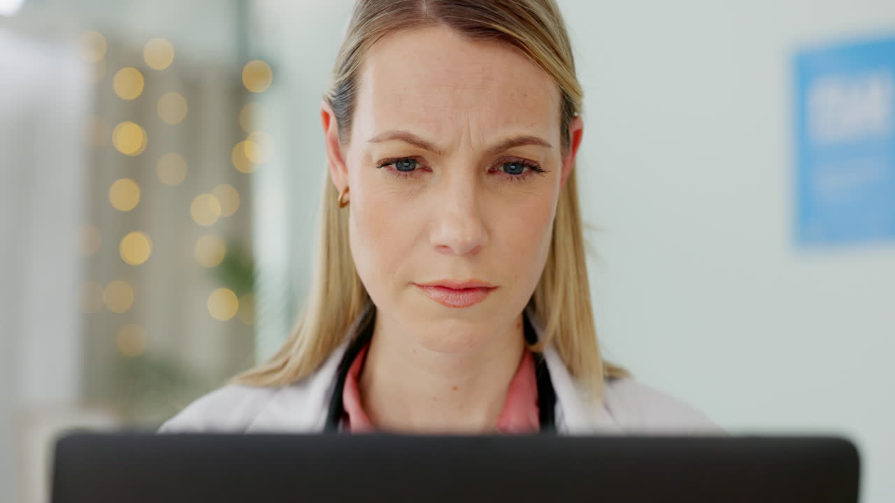 lectura, computadora y atención médica con un médico