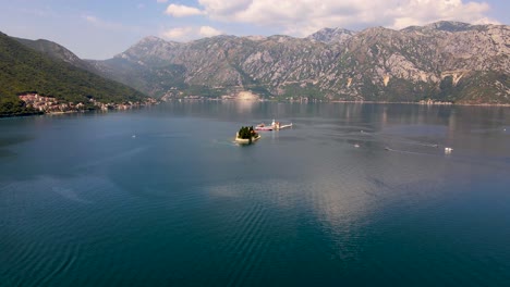 bahía de boka con un yate de vela y barcos